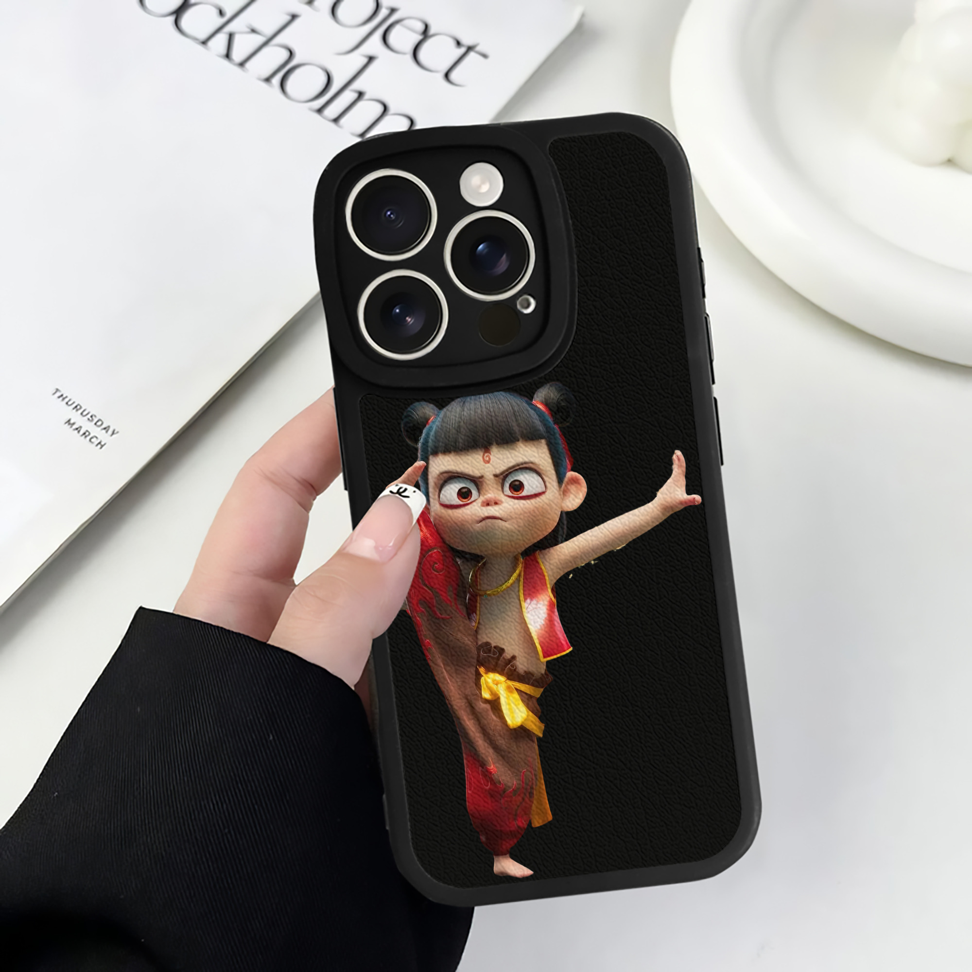 （画像用） Ne Zha 2 ナタ 魔童の大暴れ 【iPhone 16シリーズ対応】シリコンスマホケース（レザー調） 材質：シリコン